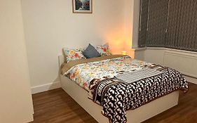 Lovely Hillingdon Family Holiday Home - 6 Bedrooms